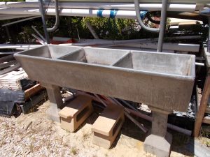 Concrete trough with legs triple 